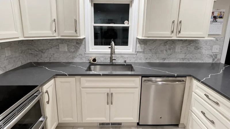 Sink wall in white and dark quartz