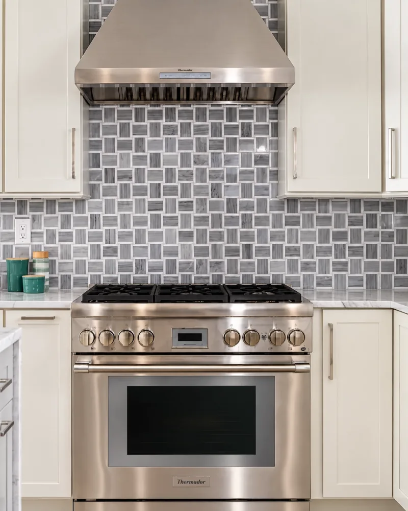Pro range and woven gray backsplash